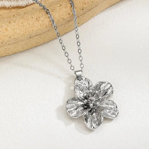 Fashionable And Elegant Metal Pleated Flower Pendant Necklace, Simple Five Petal Flower Collarbone Chain Necklace