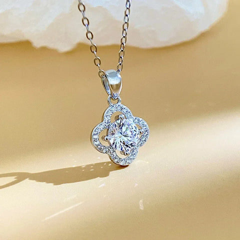 S925 Sterling Silver Four Leaf Clover Moissanite 1 Carat Necklace Women's Versatile Clavicle Chain High-End Valentine's Day Gift
