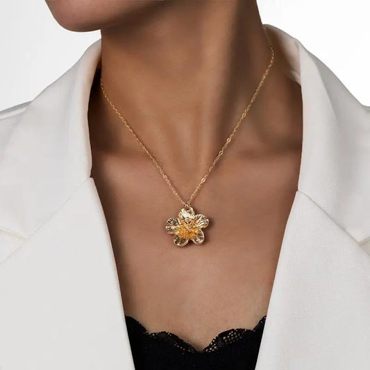 Fashionable And Elegant Metal Pleated Flower Pendant Necklace, Simple Five Petal Flower Collarbone Chain Necklace