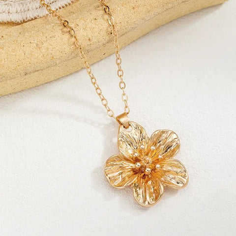 Fashionable And Elegant Metal Pleated Flower Pendant Necklace, Simple Five Petal Flower Collarbone Chain Necklace