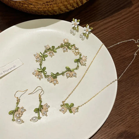 New Trendy Enamel Bell Orchids Pearl Choker Necklaces for Women Elegant Plant Flower Necklace Wedding Pendant Necklace Jewelry